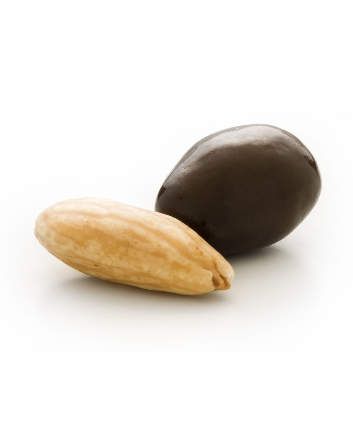 Almendra recubierta de chocolate negro